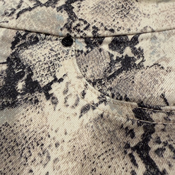 Chicos Pull on Jegging Snake Print Women's Pants Size .5 - Picture 10 of 11